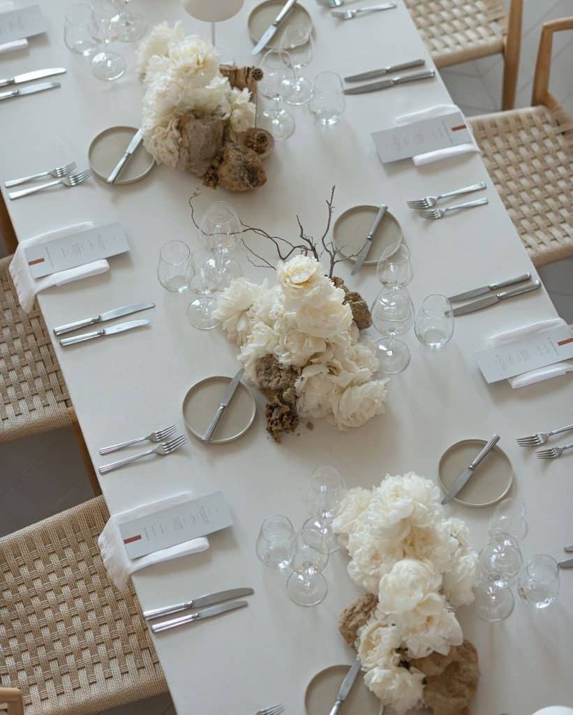 Minimalismul cald: de ce părinții aleg decoruri aerisite și materiale naturale