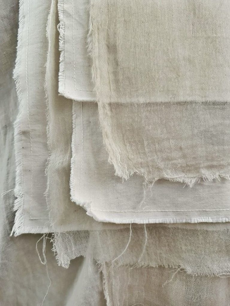 Minimalismul cald: de ce părinții aleg decoruri aerisite și materiale naturale