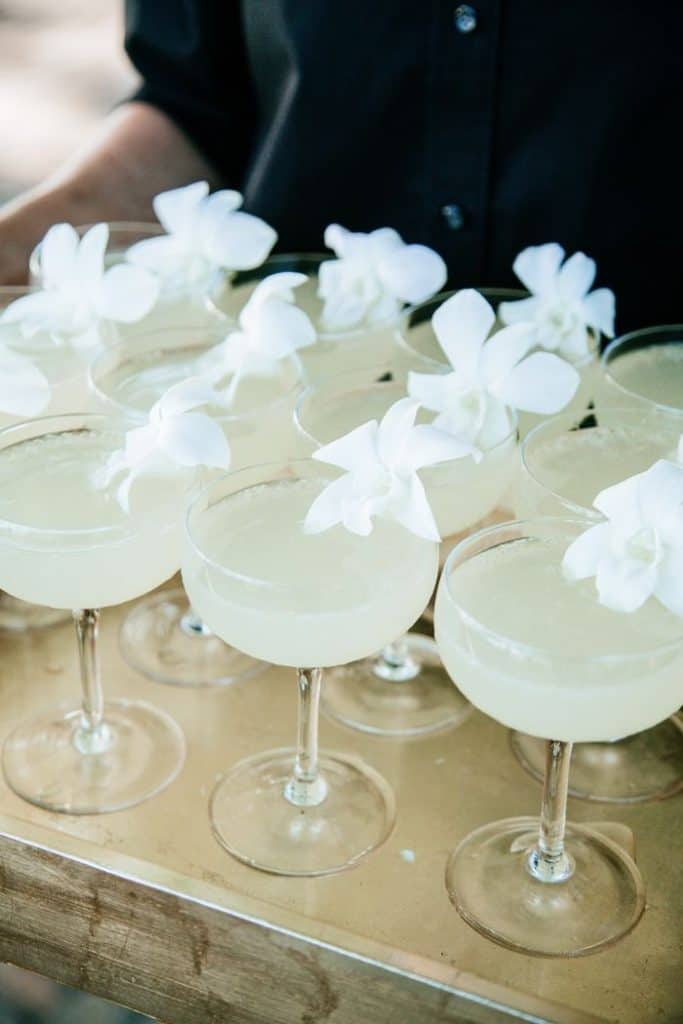 Cocktailuri semnătură pentru petreceri sofisticate