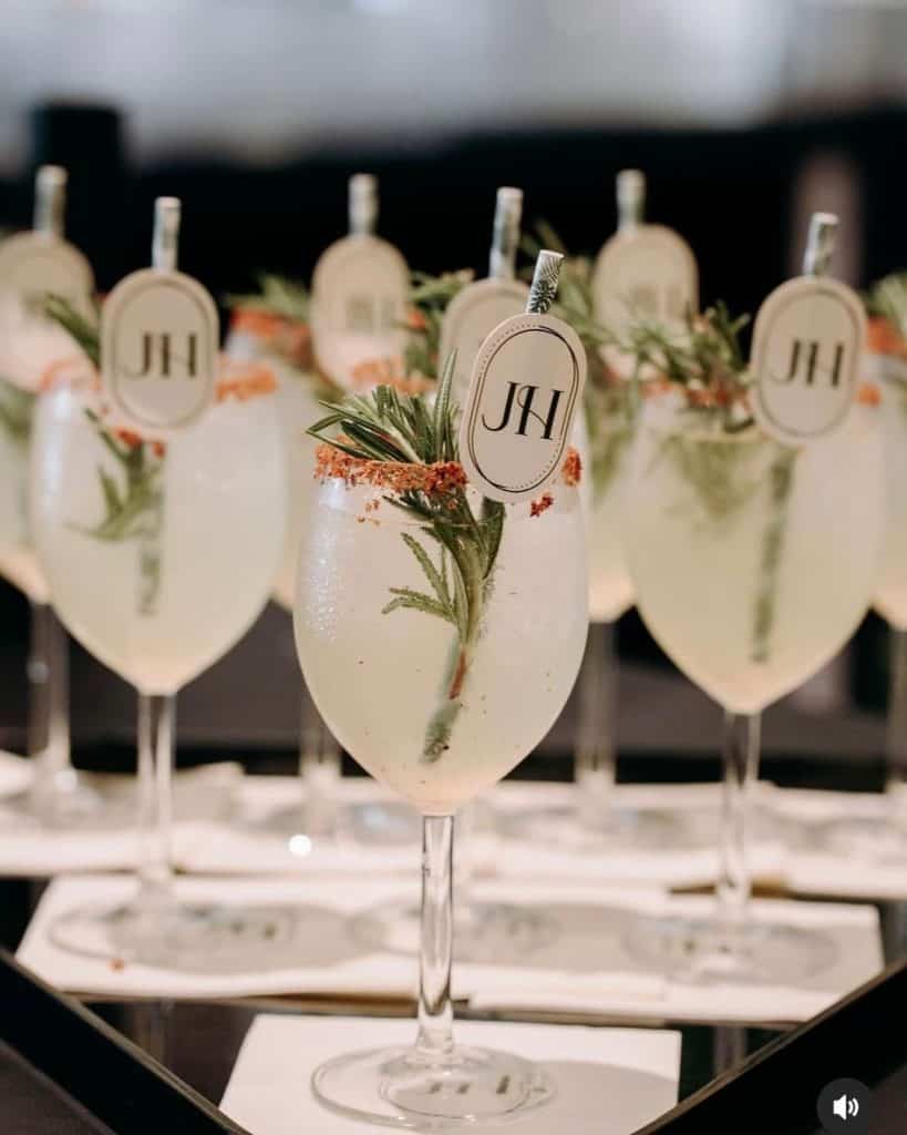Cocktailuri semnătură pentru petreceri sofisticate