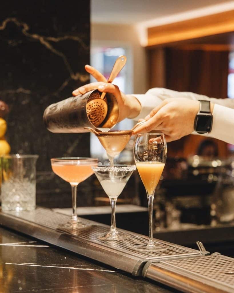 Bartender vs. Mixolog: ce face fiecare și cum se diferențiază în lumea băuturilor