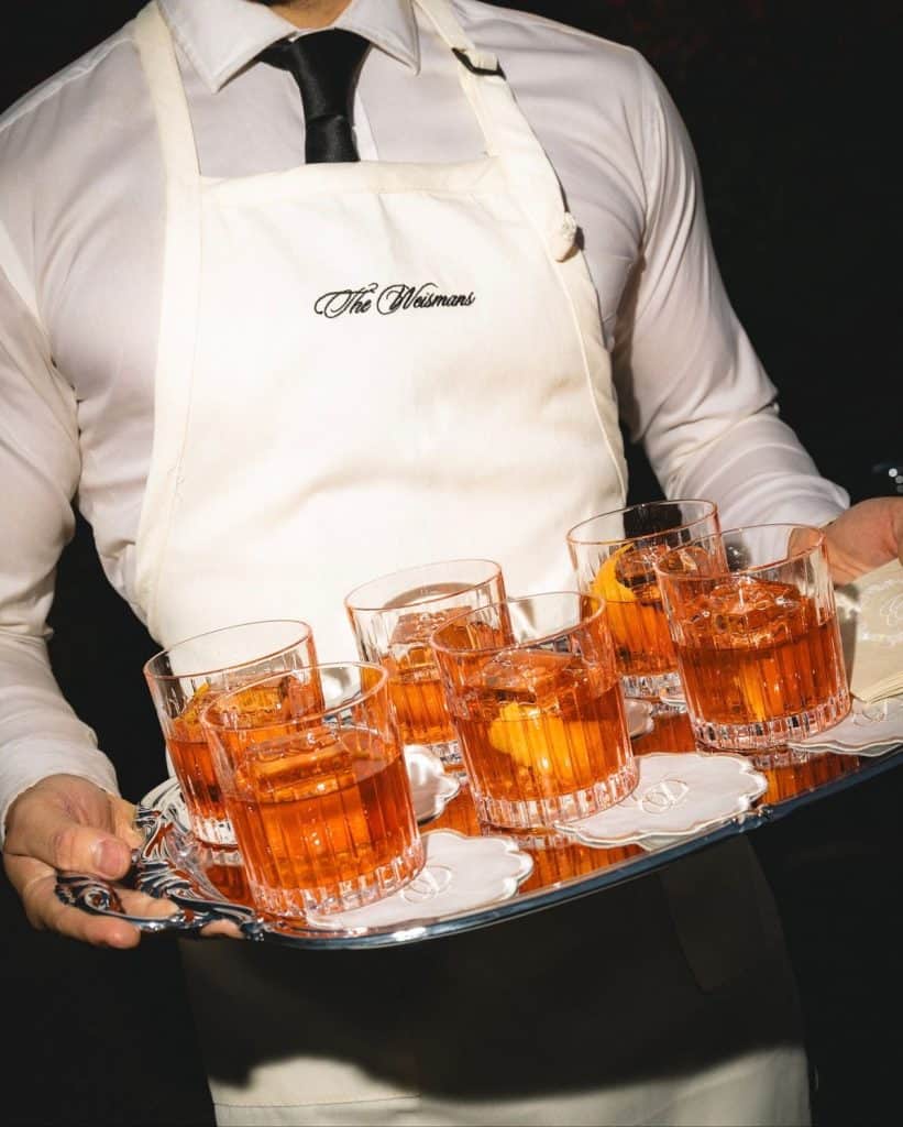 Bartender vs. Mixolog: ce face fiecare și cum se diferențiază în lumea băuturilor