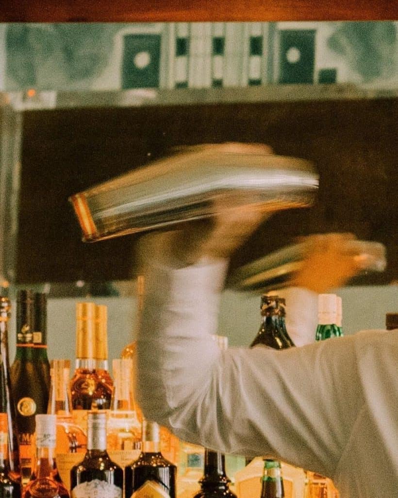 Bartender vs. Mixolog: ce face fiecare și cum se diferențiază în lumea băuturilor