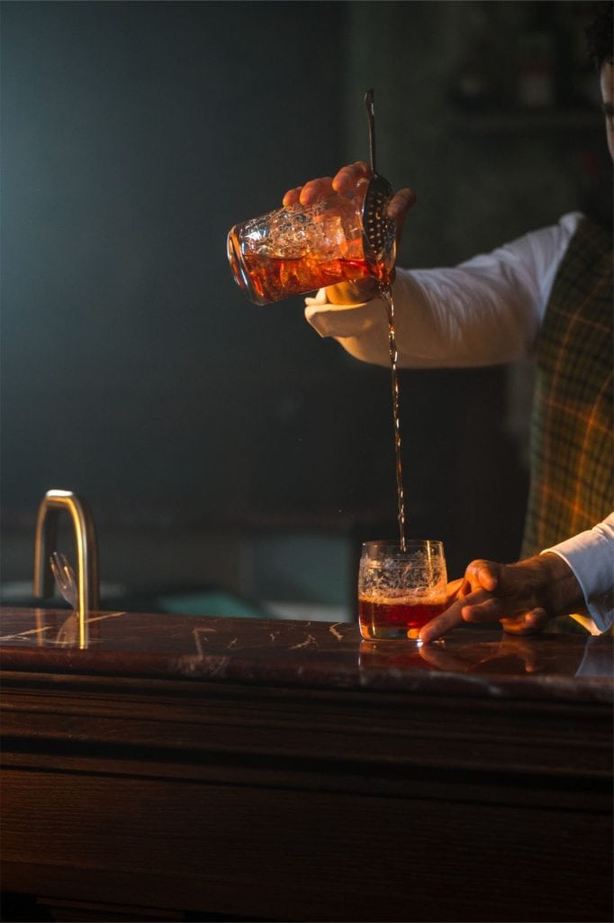 Bartender vs. Mixolog: ce face fiecare și cum se diferențiază în lumea băuturilor