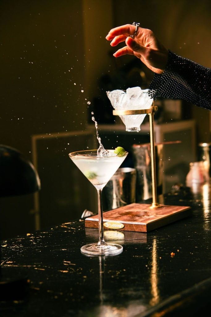 Bartender vs. Mixolog: ce face fiecare și cum se diferențiază în lumea băuturilor