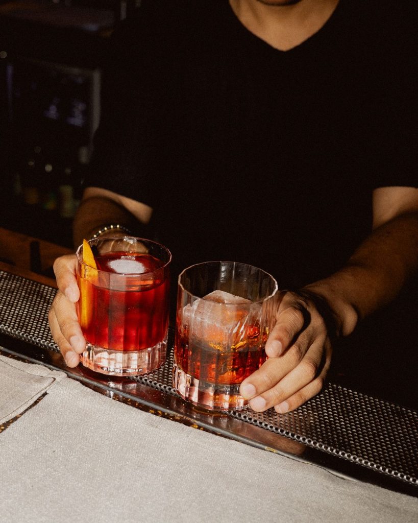 Bartender vs. Mixolog: ce face fiecare și cum se diferențiază în lumea băuturilor