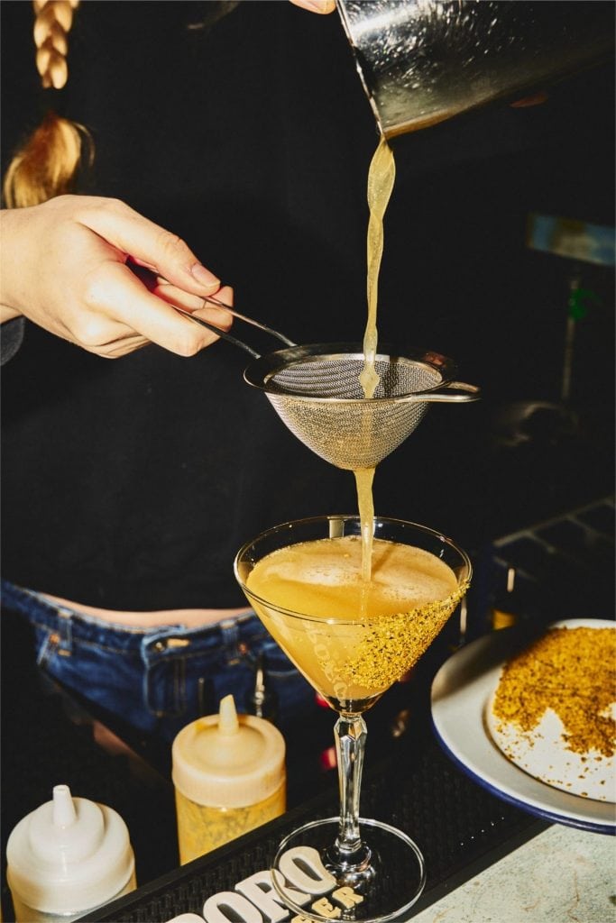 Bartender vs. Mixolog: ce face fiecare și cum se diferențiază în lumea băuturilor