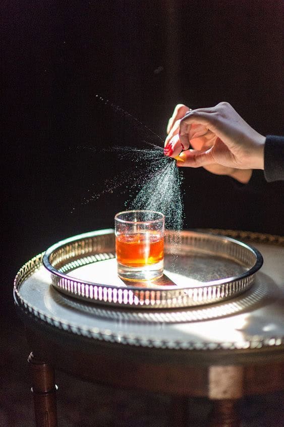 Bartender vs. Mixolog: ce face fiecare și cum se diferențiază în lumea băuturilor