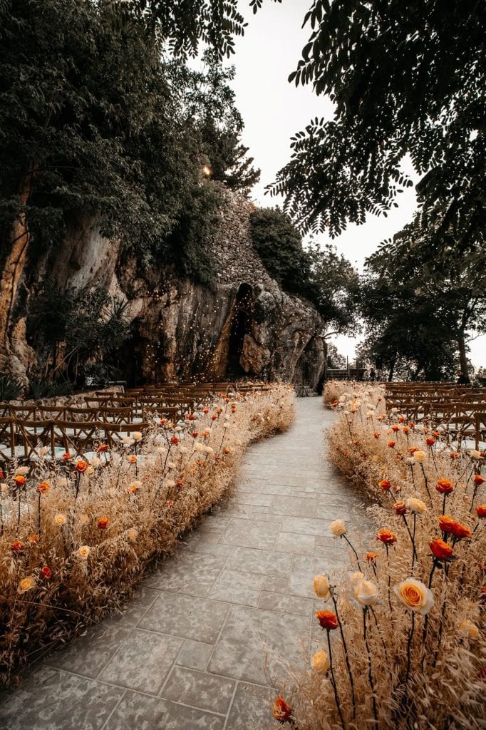 Decor de nuntă cu detalii naturale și texturi calde
