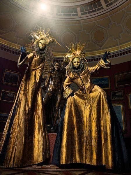 Artiști pe picioroange (stilt walkers): prezența care schimbă instant energia unui eveniment