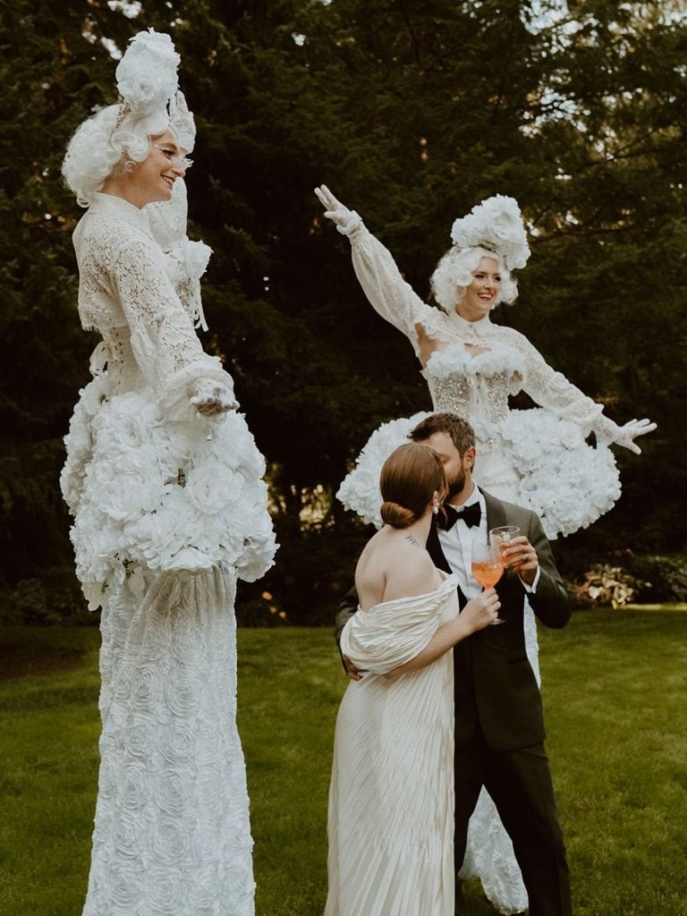 Artiști pe picioroange (stilt walkers): prezența care schimbă instant energia unui eveniment