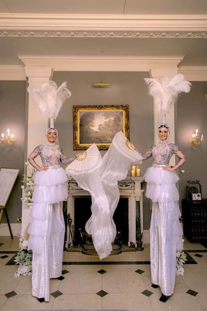 Artiști pe picioroange (stilt walkers): prezența care schimbă instant energia unui eveniment