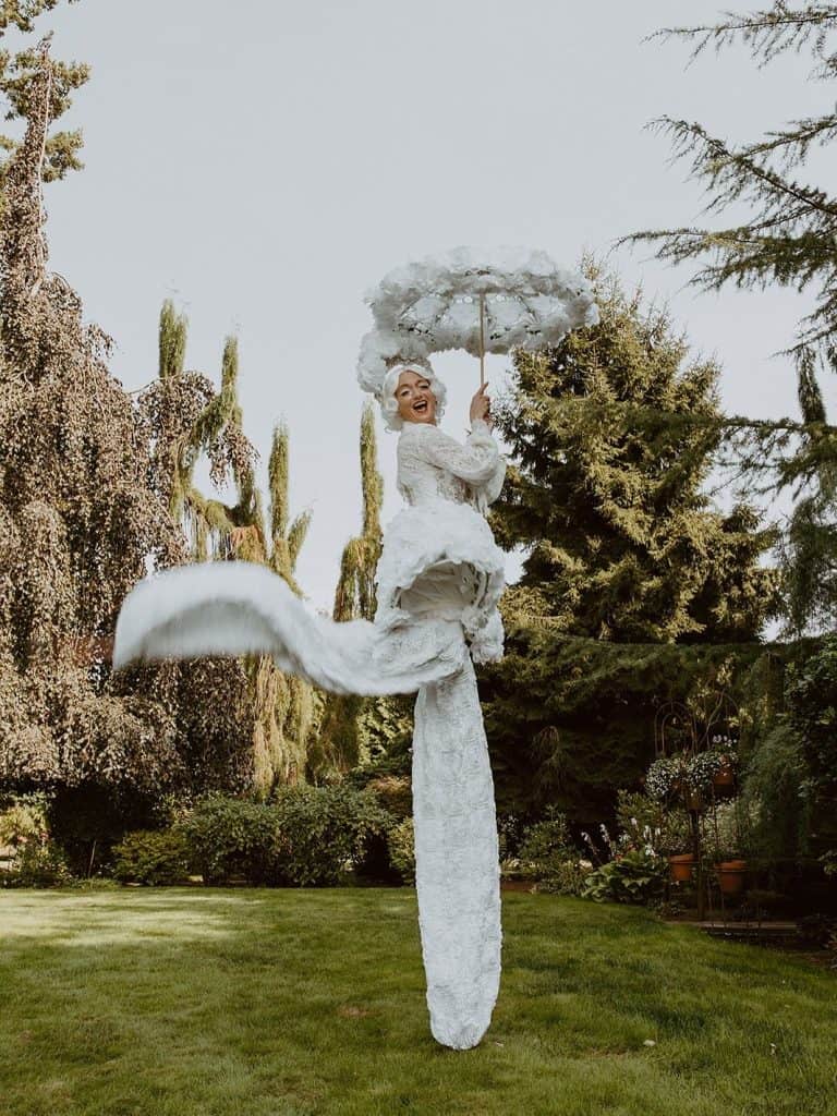 Artiști pe picioroange (stilt walkers): prezența care schimbă instant energia unui eveniment