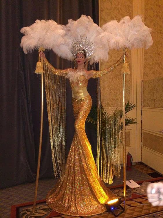 Artiști pe picioroange (stilt walkers): prezența care schimbă instant energia unui eveniment
