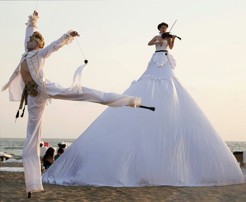 Artiști pe picioroange (stilt walkers): prezența care schimbă instant energia unui eveniment