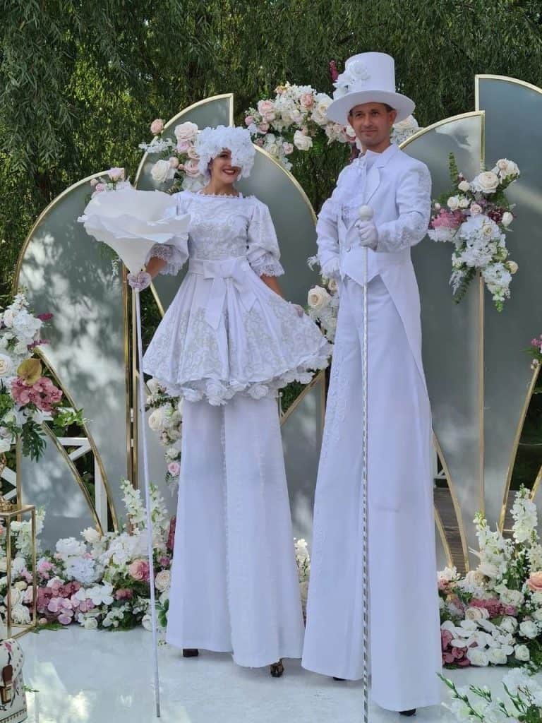 Artiști pe picioroange (stilt walkers): prezența care schimbă instant energia unui eveniment
