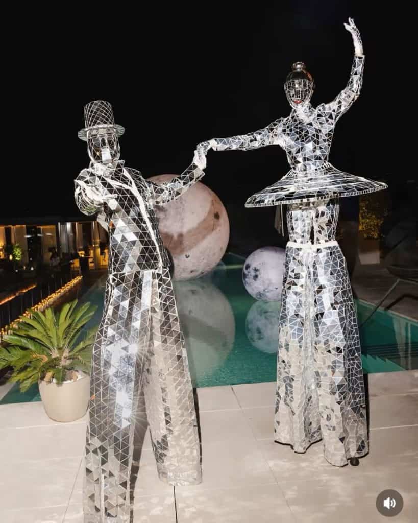 Artiști pe picioroange (stilt walkers): prezența care schimbă instant energia unui eveniment