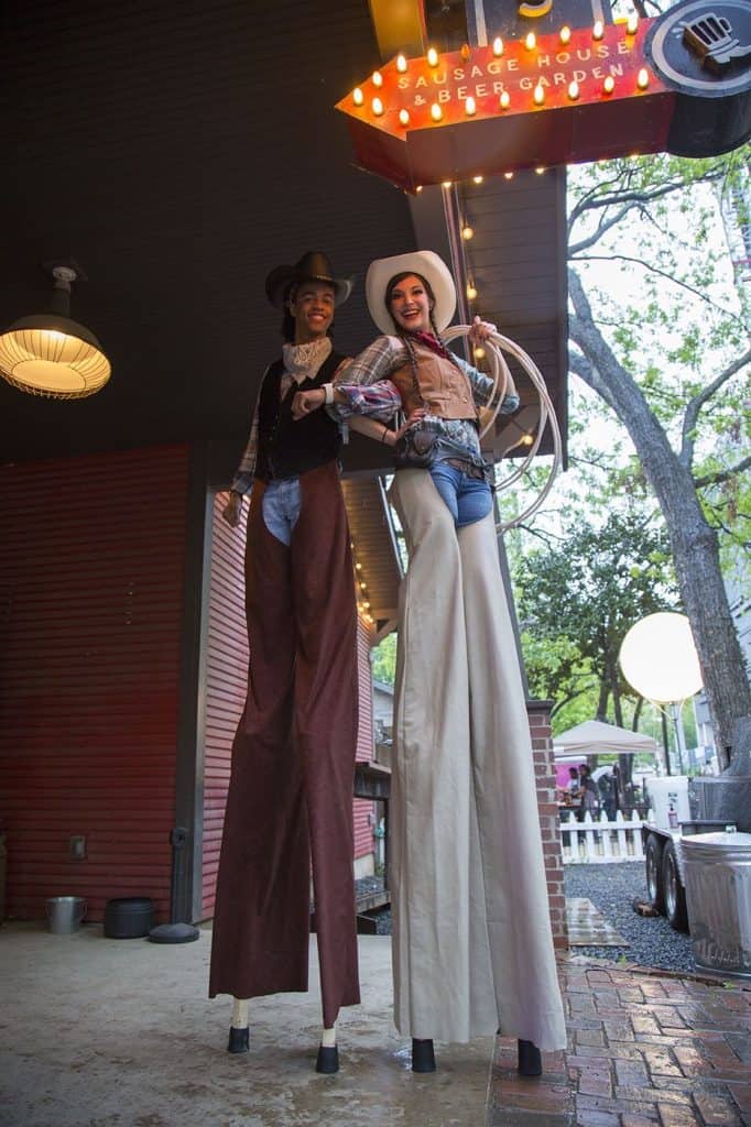Artiști pe picioroange (stilt walkers): prezența care schimbă instant energia unui eveniment
