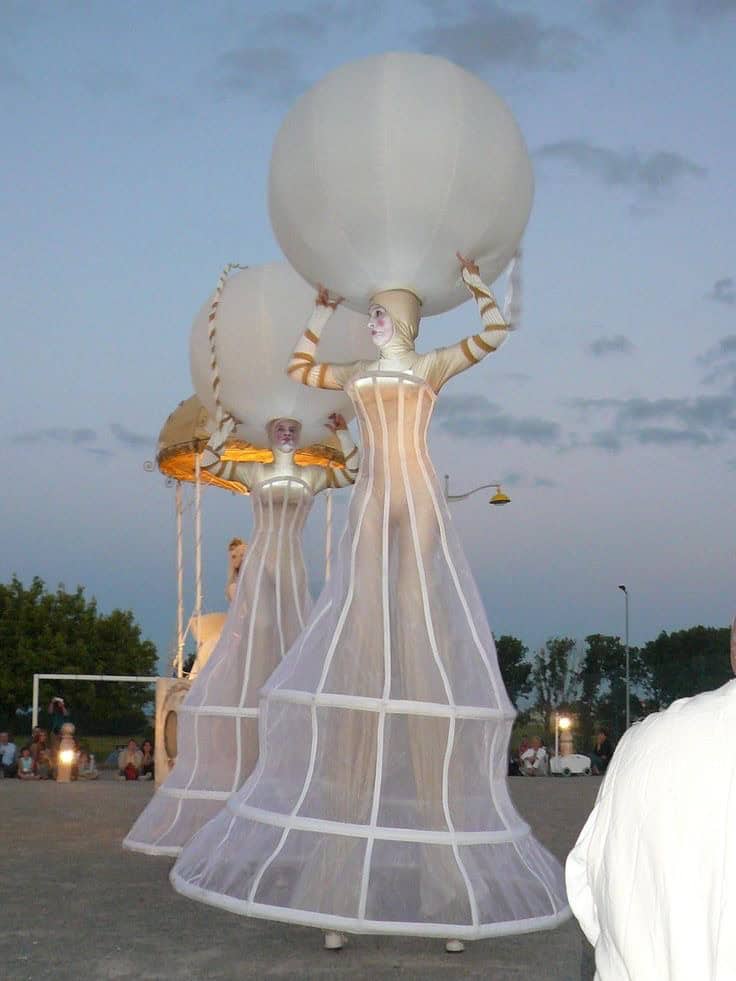 Artiști pe picioroange (stilt walkers): prezența care schimbă instant energia unui eveniment