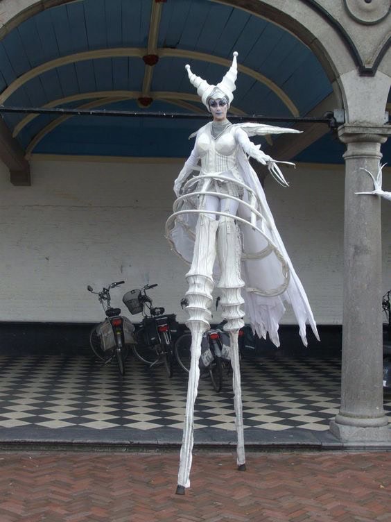 Artiști pe picioroange (stilt walkers): prezența care schimbă instant energia unui eveniment