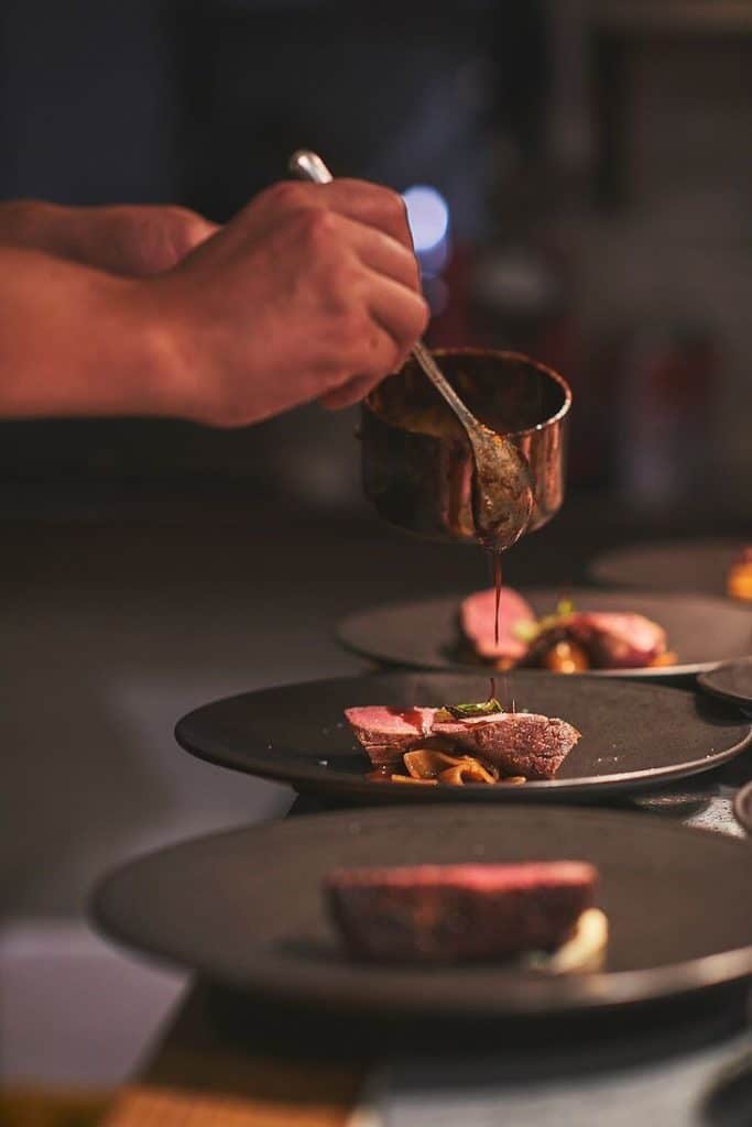 Tendințe în cateringul de lux: de la meniu la spectacol culinar