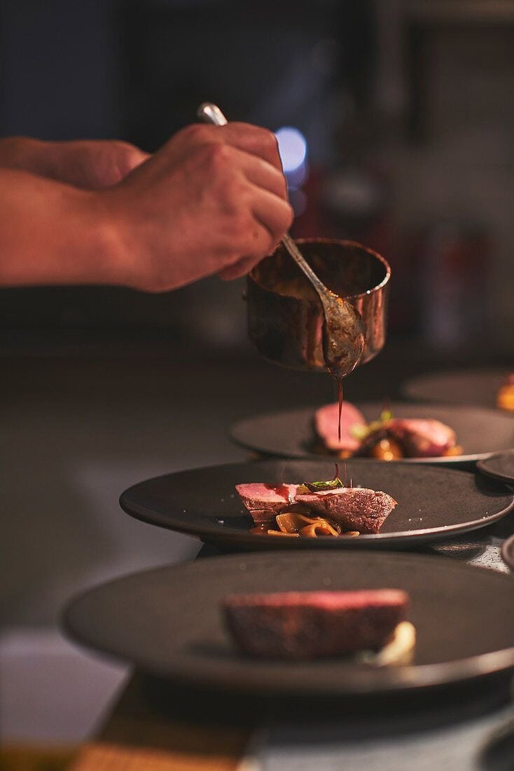 Tendințe în cateringul de lux: de la meniu la spectacol culinar