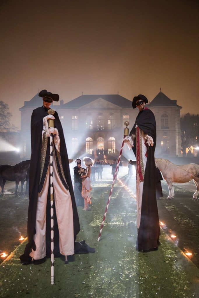 Artiști pe picioroange (stilt walkers): prezența care schimbă instant energia unui eveniment