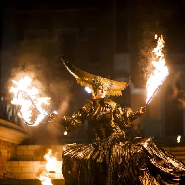 Artiștii cu foc: momentul care schimbă complet ritmul unui eveniment