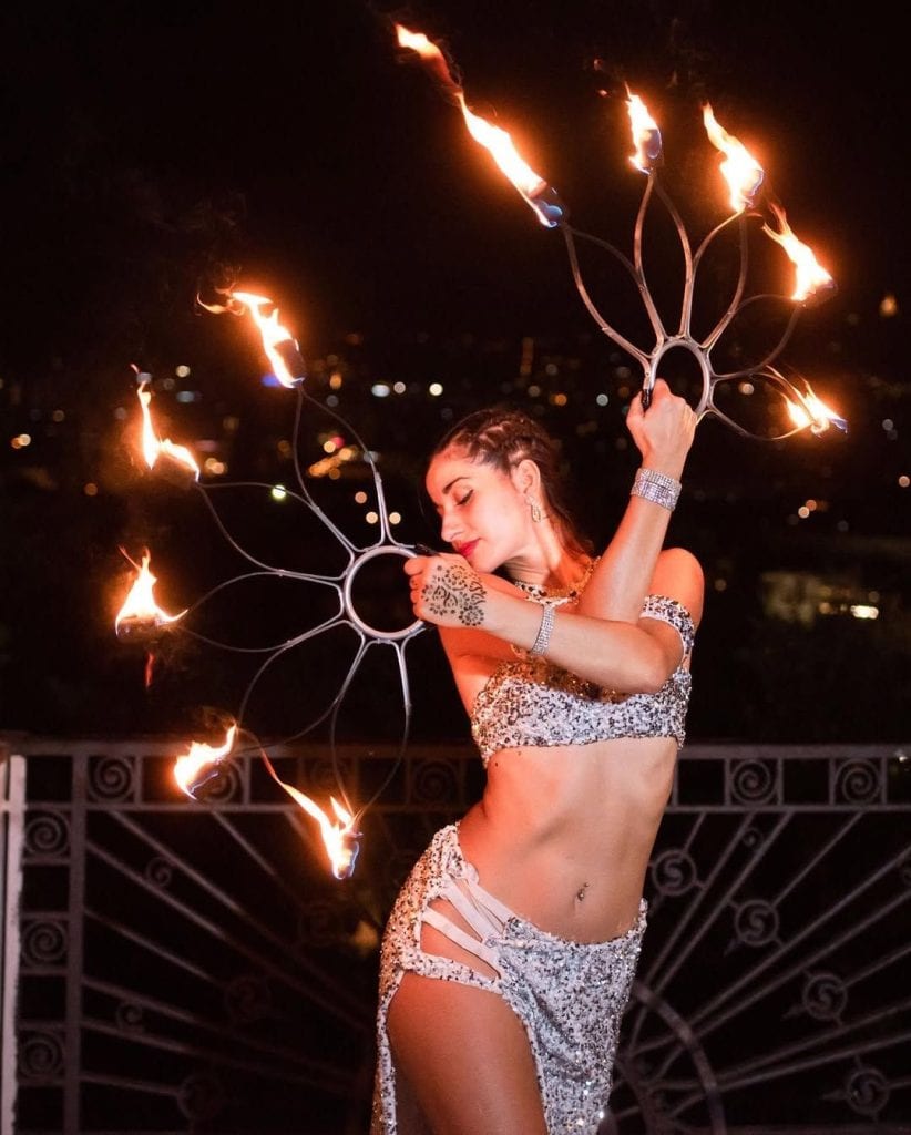 Artiștii cu foc: momentul care schimbă complet ritmul unui eveniment