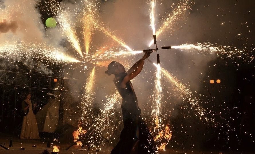 Artiștii cu foc: momentul care schimbă complet ritmul unui eveniment
