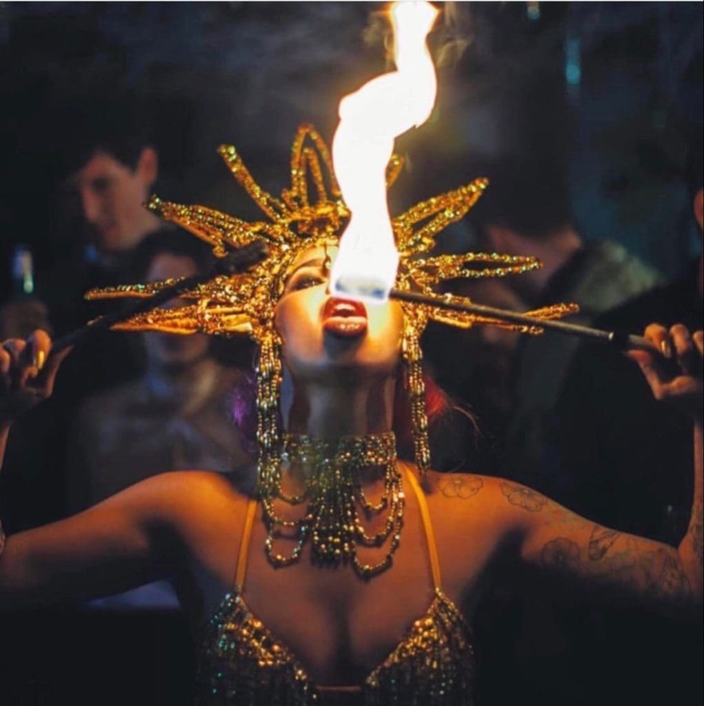 Artiștii cu foc: momentul care schimbă complet ritmul unui eveniment