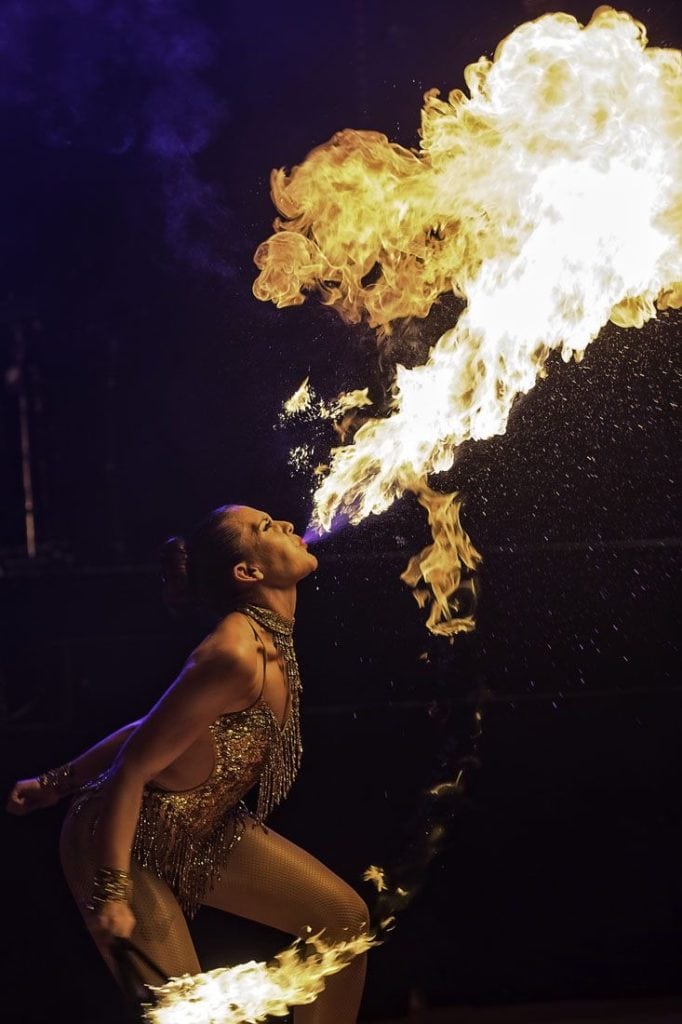 Artiștii cu foc: momentul care schimbă complet ritmul unui eveniment