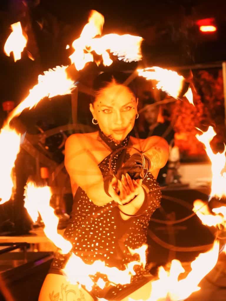 Artiștii cu foc: momentul care schimbă complet ritmul unui eveniment