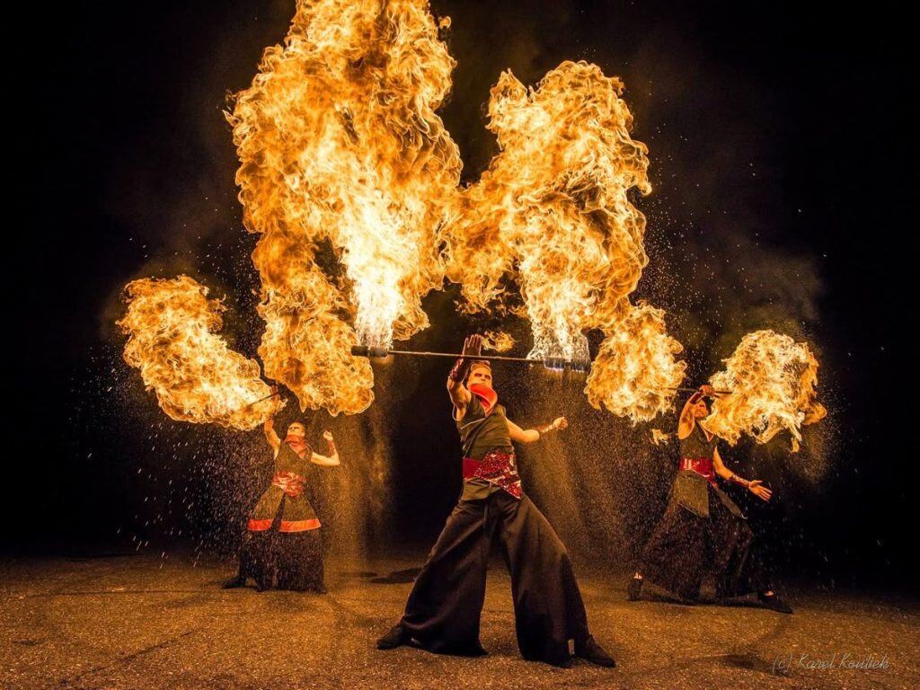 Artiștii cu foc: momentul care schimbă complet ritmul unui eveniment