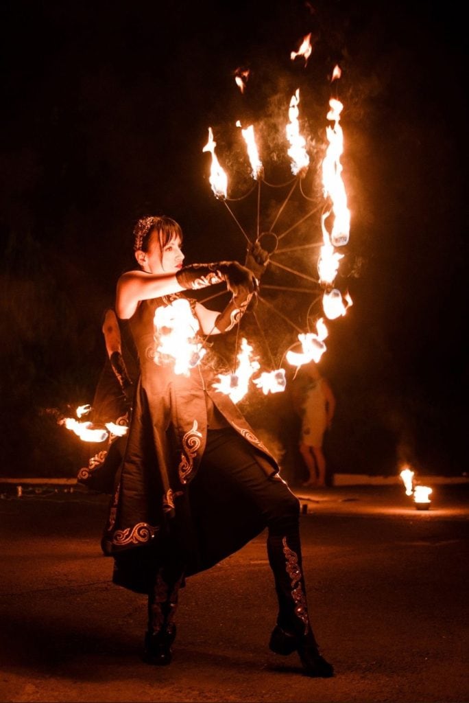 Artiștii cu foc: momentul care schimbă complet ritmul unui eveniment