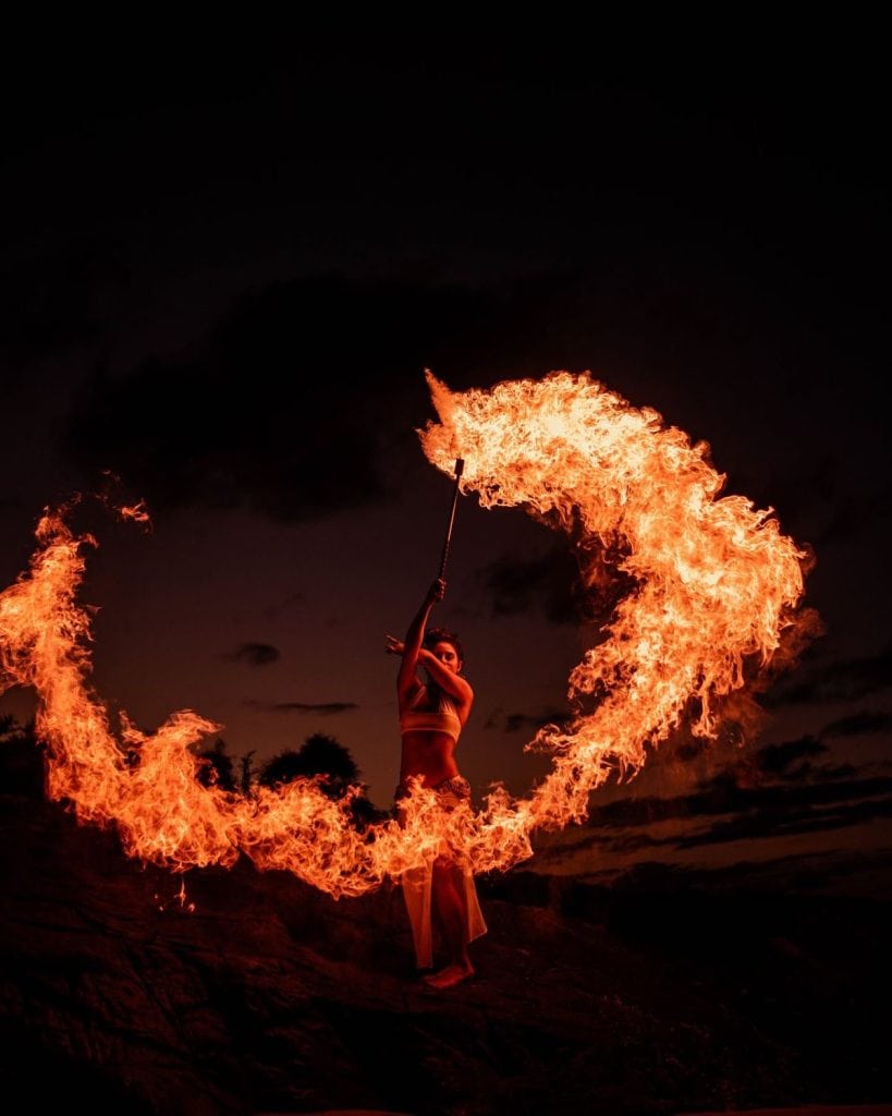 Artiștii cu foc: momentul care schimbă complet ritmul unui eveniment