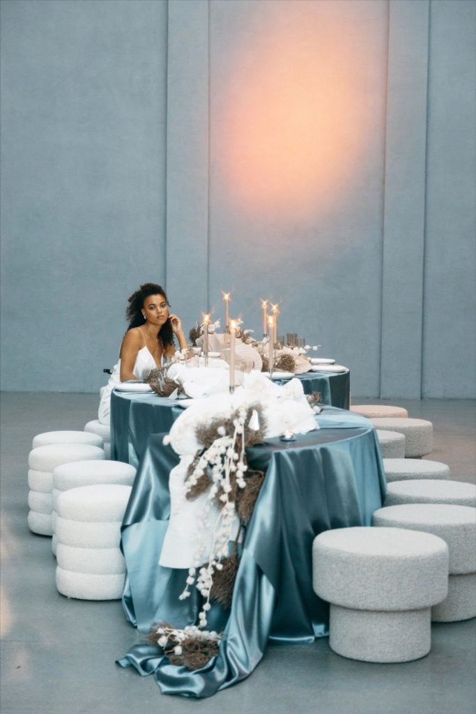 În organizarea unui eveniment, două roluri sunt frecvent confundate: event planner și stylist.