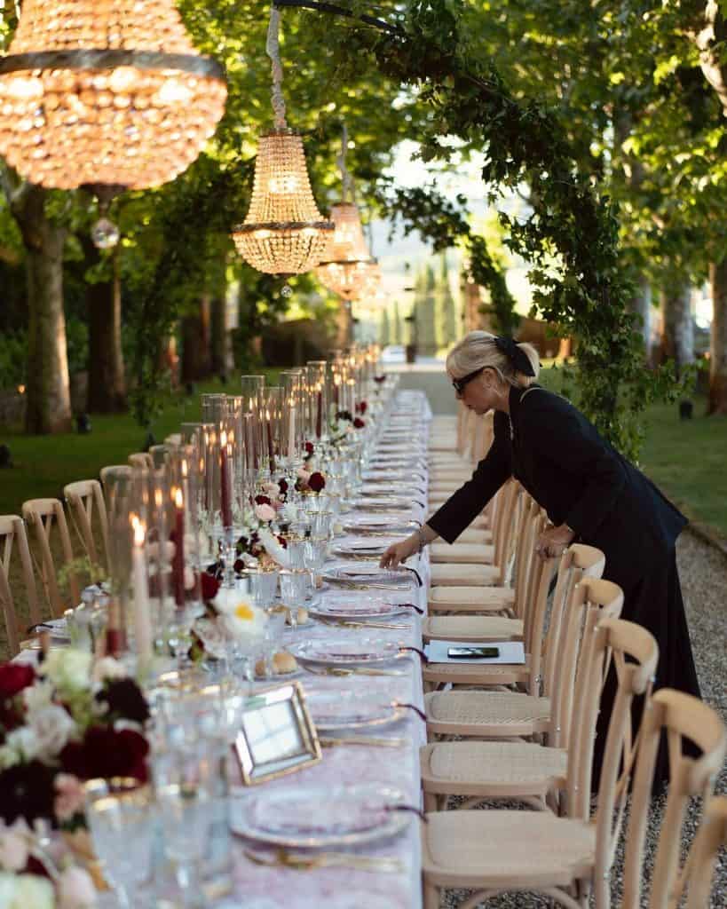 În organizarea unui eveniment, două roluri sunt frecvent confundate: event planner și stylist.