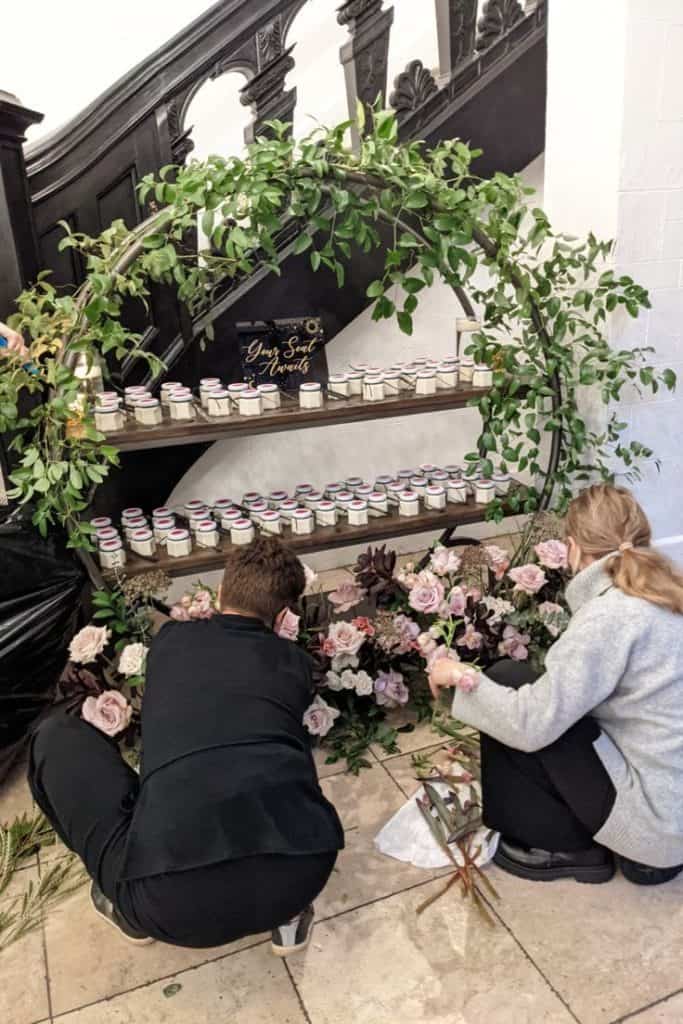În organizarea unui eveniment, două roluri sunt frecvent confundate: event planner și stylist.