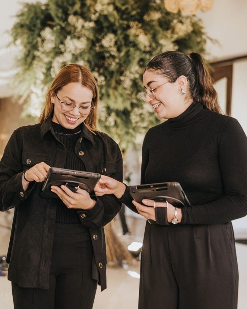 În organizarea unui eveniment, două roluri sunt frecvent confundate: event planner și stylist.