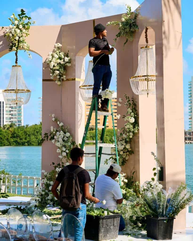 În organizarea unui eveniment, două roluri sunt frecvent confundate: event planner și stylist.