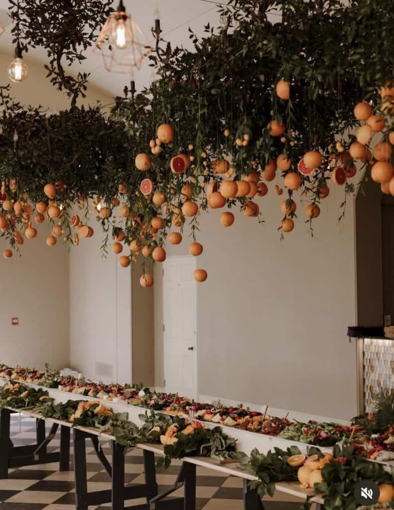 În organizarea unui eveniment, două roluri sunt frecvent confundate: event planner și stylist.