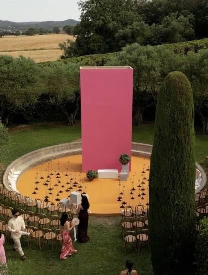 În organizarea unui eveniment, două roluri sunt frecvent confundate: event planner și stylist.