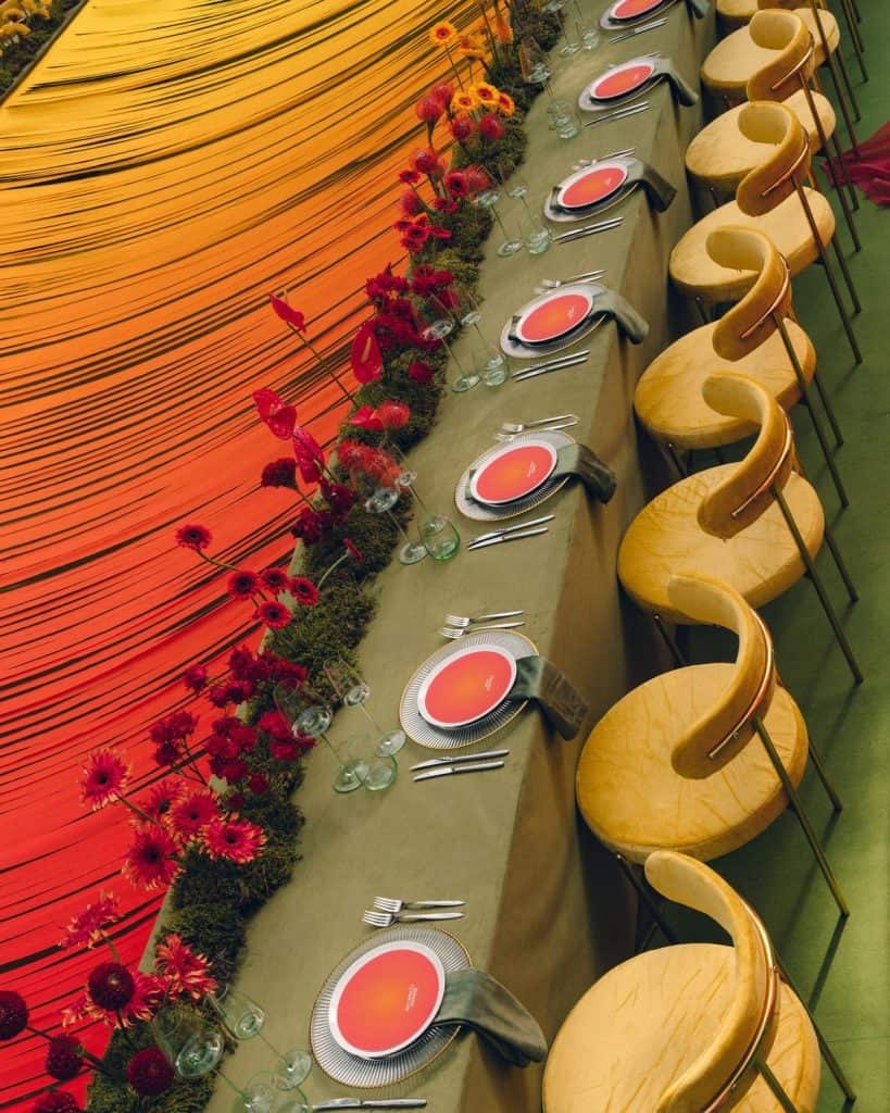 În organizarea unui eveniment, două roluri sunt frecvent confundate: event planner și stylist.
