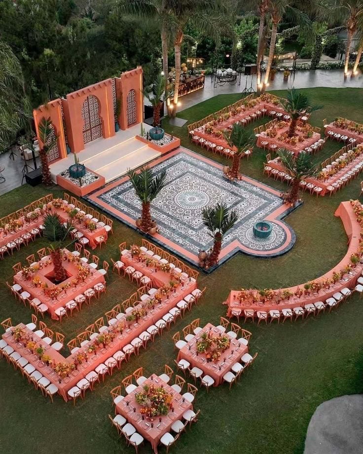 În organizarea unui eveniment, două roluri sunt frecvent confundate: event planner și stylist.