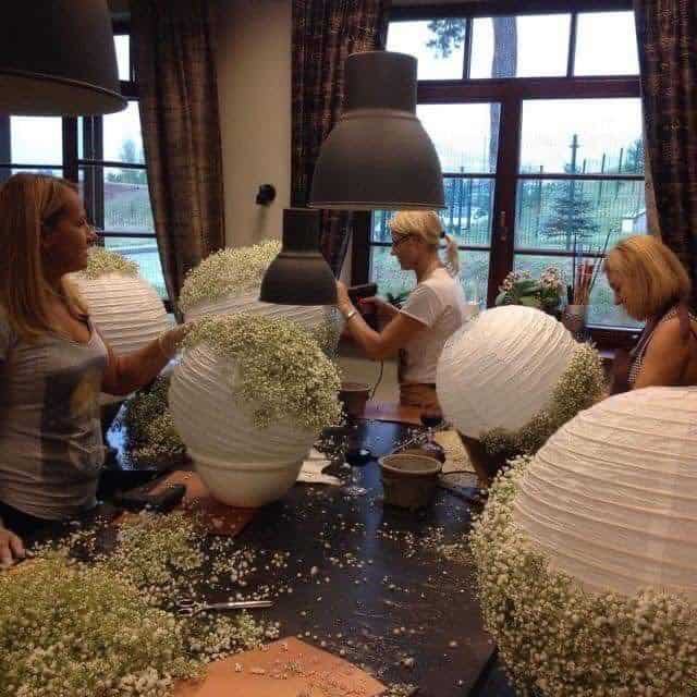 În organizarea unui eveniment, două roluri sunt frecvent confundate: event planner și stylist.