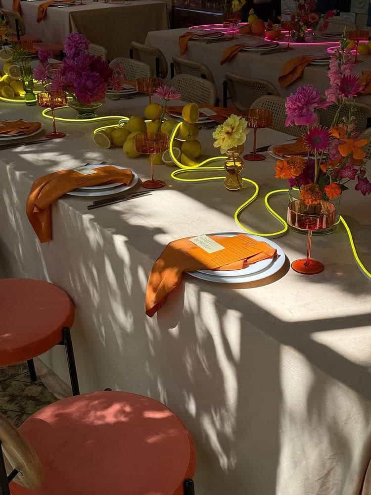 În organizarea unui eveniment, două roluri sunt frecvent confundate: event planner și stylist.