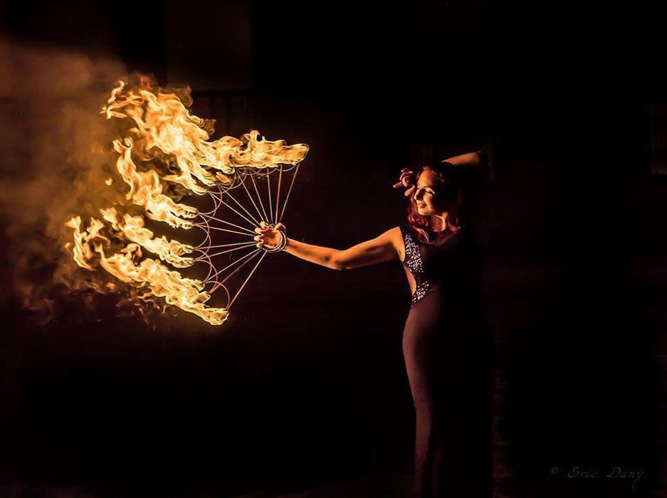 Artiștii cu foc: momentul care schimbă complet ritmul unui eveniment