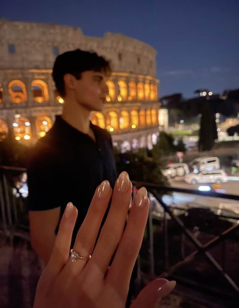 Femeia care își cere bărbatul în căsătorie