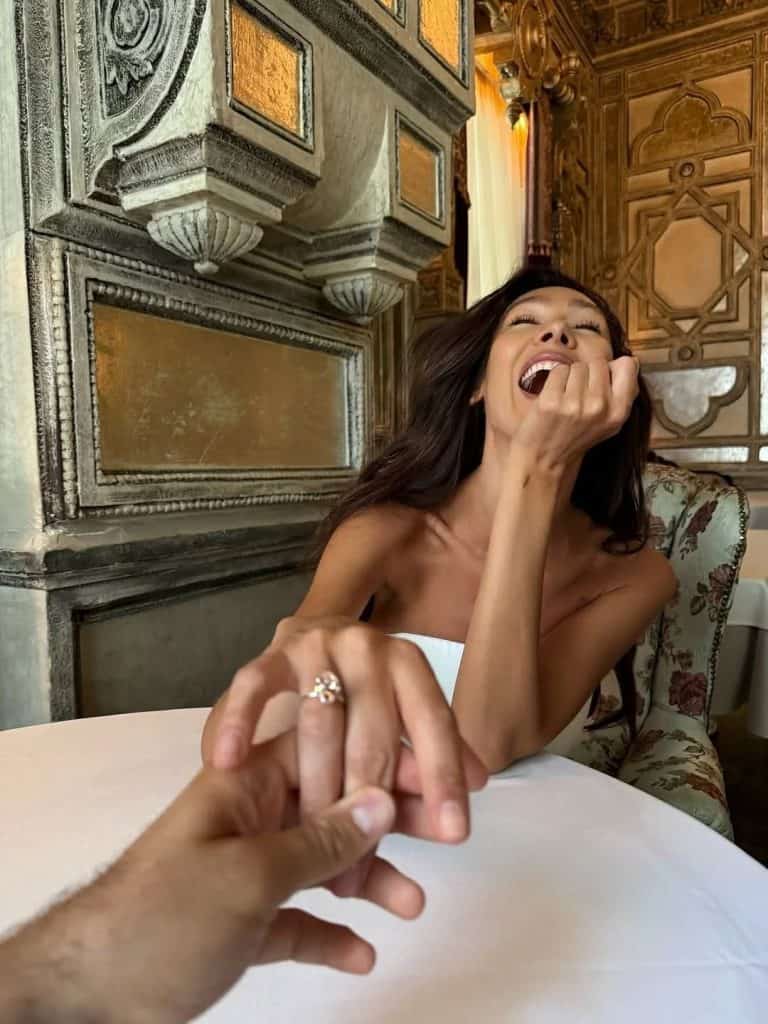 Femeia care își cere bărbatul în căsătorie